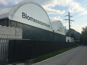 Eines der Zelte, angeschrieben mit Biomassezentrum Oberland Energie